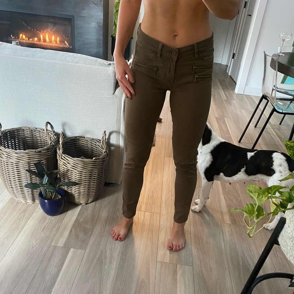H&M / 8 / Skinny leg stretch pant! Fun zipper pocket detailing / Army green